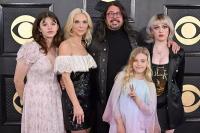 Usai Skandal Perselingkuhan, Dave Grohl dan Jordyn Blum Rayakan Natal sebagai Keluarga