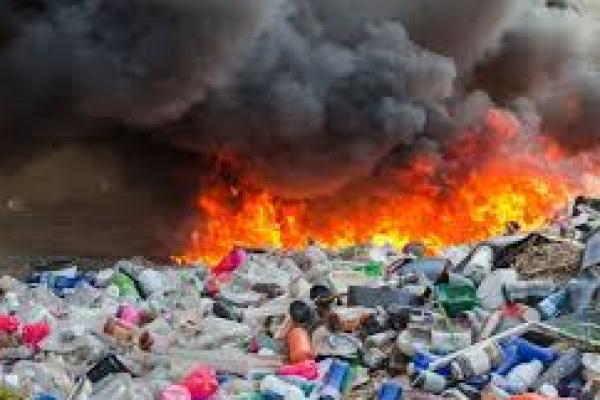 Stop Bakar Sampah, Kandungan Polutannya Bisa Merusak Hati