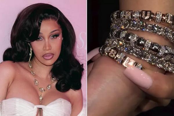 Cardi B Ungkap Inisial Nama Bayi Ketiganya di Gelang Berlian