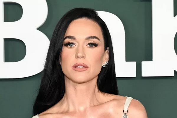 Karpet Merah Baby2Baby, Katy Perry Tampil Glamor Kenakan Gaun Sutra Elegan Versace