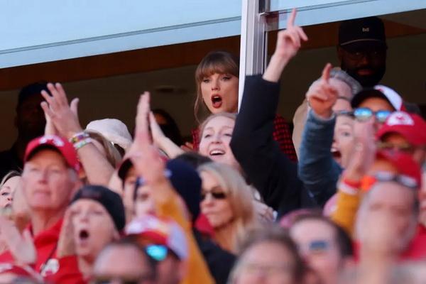 Pengawal Berteriak pada Fotografer, Taylor Swift Menegurnya dengan Sopan