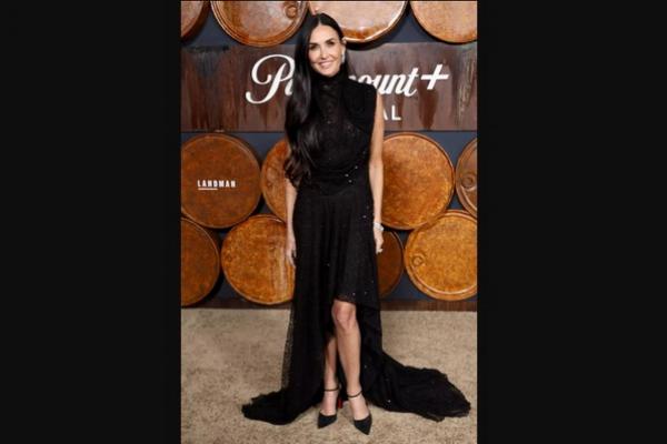 Premiere Landman, Demi Moore Tarik Perhatian dengan Gaun Hitam Berpayet