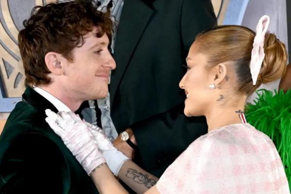 So Sweet! Ariana Grande Betulkan Dasi Kupu-kupu Ethan Slater di Premiere Wicked