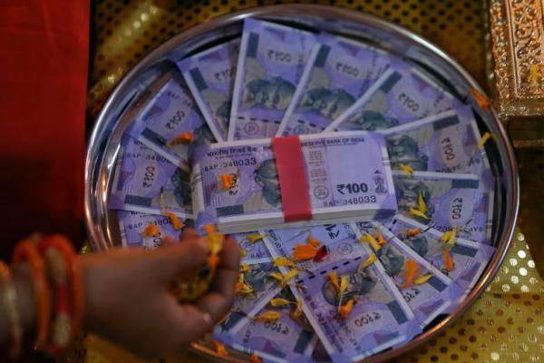 Partai Politik India Rayu Pemilih Perempuan dengan Bagi-bagi Duit