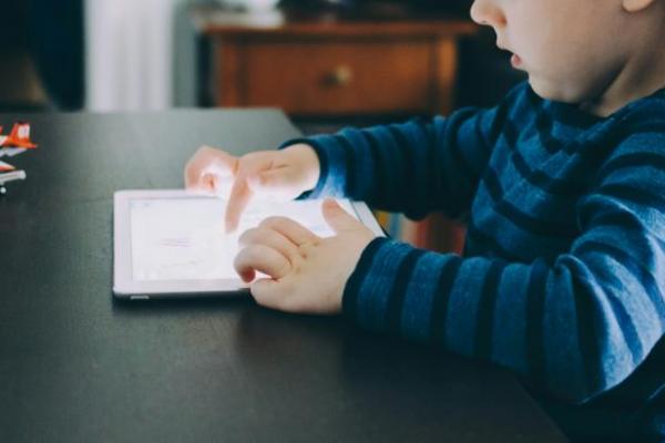 Waspada, Ini Dampak Buruk Menonton Video Syur Bagi Anak