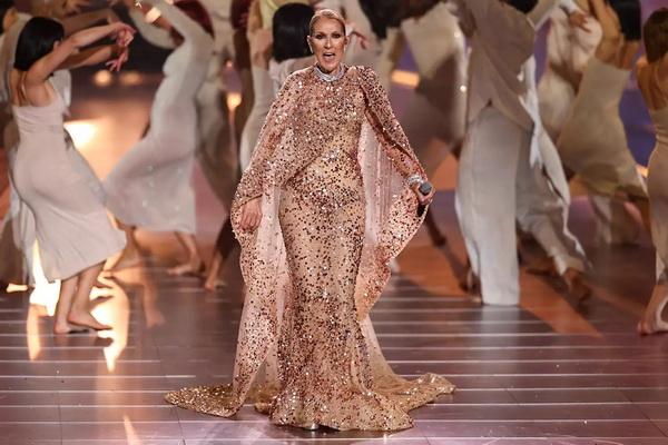 Manggung di Arab Saudi, Celine Dion Tampil Memukau dengan Gaun Pink Berkilau Elie Saab