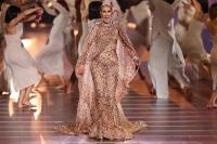 Manggung di Arab Saudi, Celine Dion Tampil Memukau dengan Gaun Pink Berkilau Elie Saab