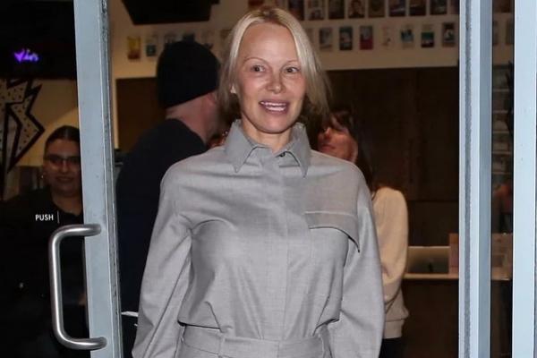Meski Tanpa Makeup, Pamela Anderson Tampak Anggun dan Memesona