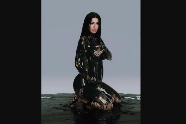 Pamer Baby Bump, Megan Fox Tampil Sensual dengan Lingerie Renda Hitam