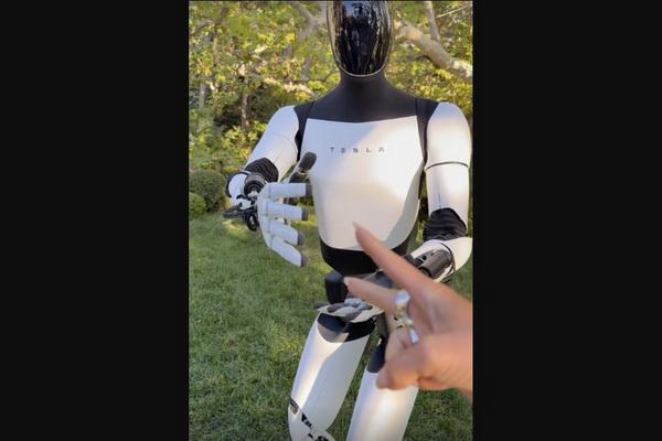 Kim Kardashian Beli `Mainan Mahal` Robot Tesla dari Elon Musk, Ini Komentar Netizen