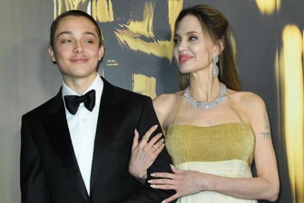 Penampilan Langka, Angelina Jolie Ditemani Putra Bungsunya Knox di Karpet Merah