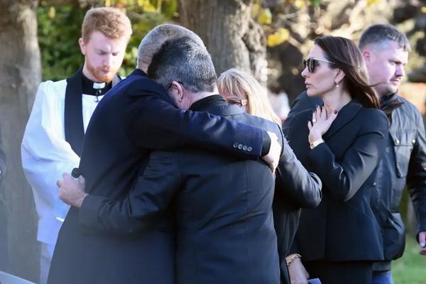 Simon Cowell Menangis di Pelukan Orangtua Liam Payne di Pemakaman