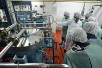 Para ahli Iran memeriksa pabrik nuklir di kota Isfahan yang digunakan sebagai fasilitas konversi uranium (UCF) yang dirancang untuk mengubah bijih uranium menjadi uranium heksafluorida (FOTO: EPA)