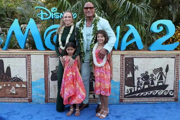 Emosional, Temui Anak-anak Berpenyakit Kritis, Dwayne Johnson Ajak Kedua Putrinya