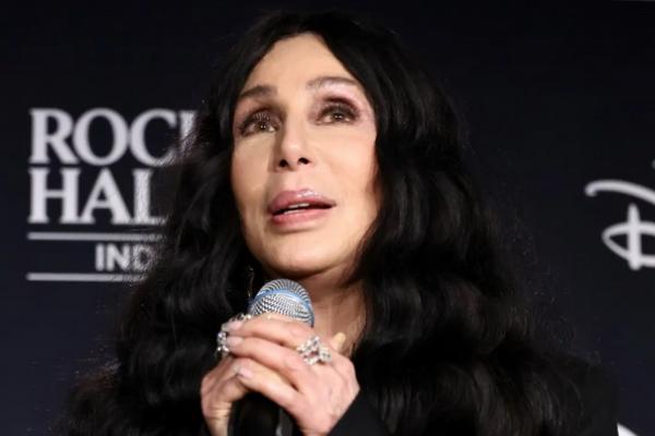 Kisah Asmaranya dengan Pacar Muda Alexander Edwards Menginspirasi Cher Bikin Album Baru