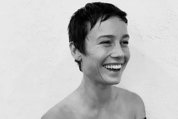 Jadi Elektra, Brie Larson Tampil Dramatis dengan Rambut Pixie Brunette
