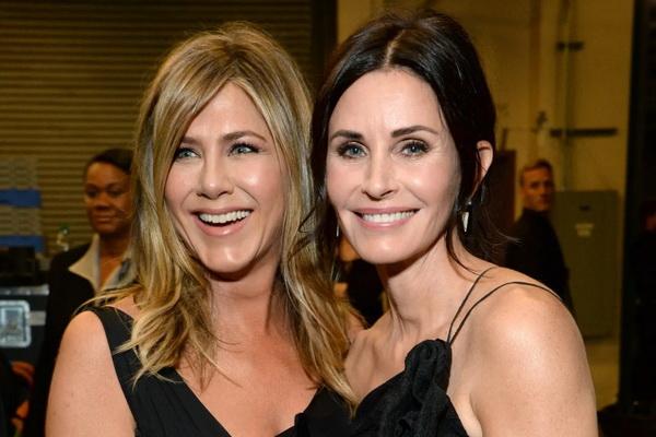 Jennifer Aniston Unggah Foto-foto Friendsgiving Meriah Bersama Courteney Cox dan Sandra Bullock