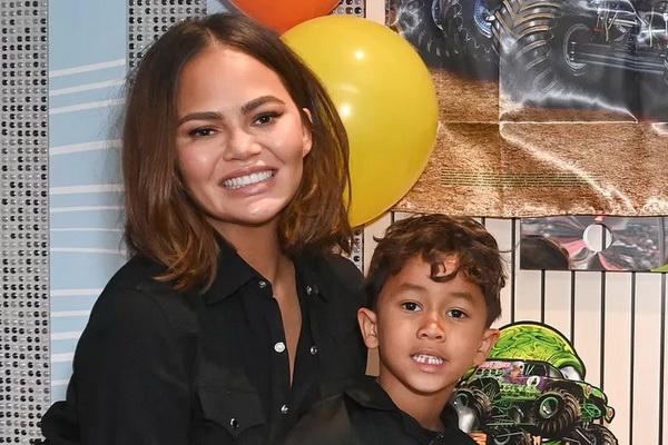 Putranya Miles Didiagnosis Diabetes Tipe-1, Chrissy Teigen Akui Keluarganya Masih Belajar