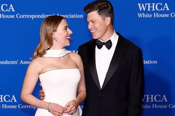 Scarlett Johansson Suka Sisi Nakal Suaminya Colin Jost, `Dia Membuat Segalanya Menarik`