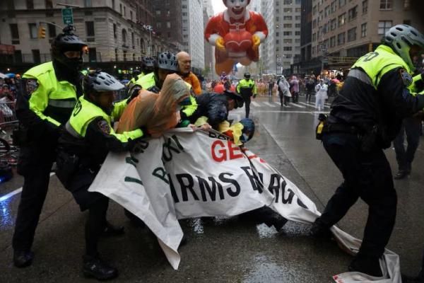 Demonstran Pro-Palestina Ditangkap di Parade Thanksgiving New York