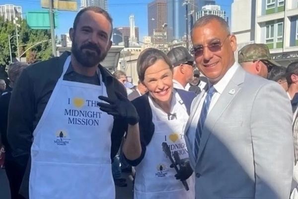 Ben Affleck dan Jennifer Garner Sajikan Makanan Gratis untuk Tunawisma di Hari Thanksgiving