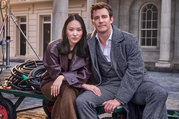 Bridgerton Musim 4 Mulai Diproduksi, Luke Thompson Bocorkan Kisah Romantis Benedict dan Sophie