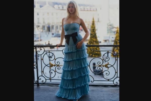 Debut Le Bal, Putri Gwyneth Paltrow dan Chris Martin Kenakan Gaun Valentino yang Dibuat Khusus