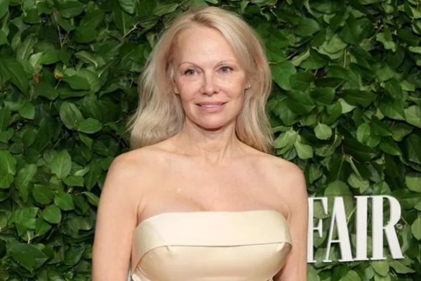Gotham Awards 2024, Pamela Anderson Lagi-lagi Tampil Menawan Tanpa Makeup