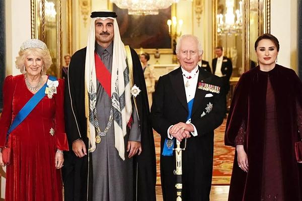 Pemulihan Pneumonia, Ratu Camilla Bersinar di Jamuan Kenegaraan Sambut Emir Qatar