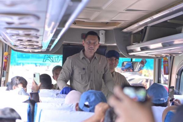 Menteri Iftitah Dampingi Menko AHY Lepas Puluhan Transmigran