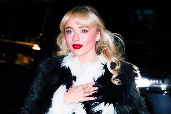 Putus dari Barry Keoghan, Sabrina Carpenter Pakai Outfit `Genit` Berbulu
