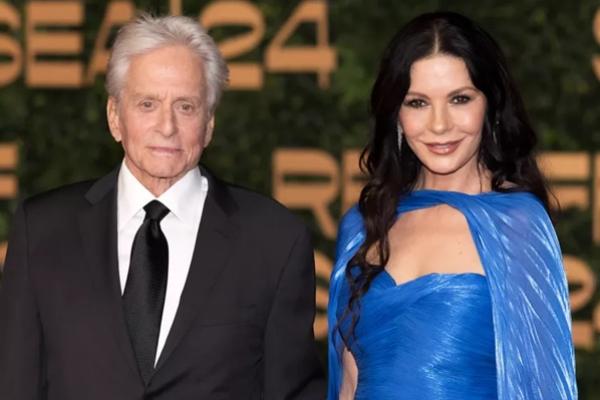 Bergaun Biru Cape, Catherine Zeta-Jones Tampil Romantis Bareng Suaminya Michael Douglas