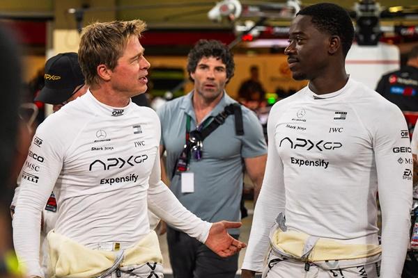 Brad Pitt dan Damson Idris di lokasi syuting film barunya F1, Kamis (5/12/2024) di Abu Dhabi, Uni Emirat Arab saat tim produksi memfilmkan adegan-adegan menjelang Grand Prix Formula Satu Abu Dhabi akhir pekan ini. (FOTO: GETTY IMAGE)
