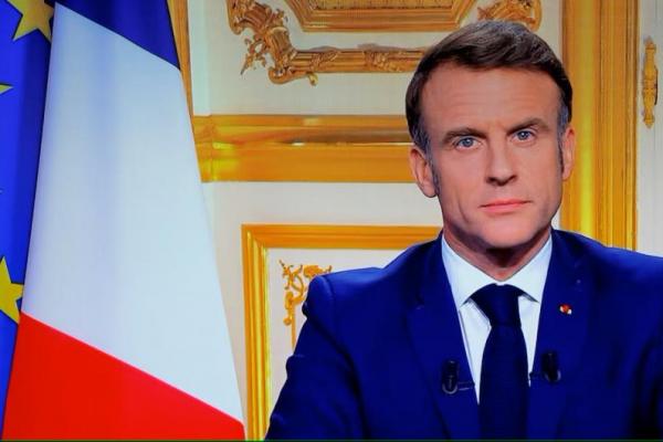 Macron Tolak Mundur, Salahkan Kubu Sayap Kanan dan Kiri Atas Krisis Prancis