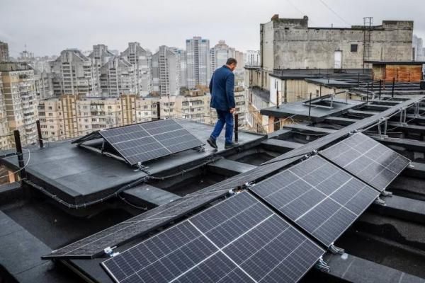 Musim Dingin Tiba, Warga Ukraina Gunakan Panel Surya untuk Sumber Energi Baru