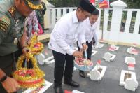 Viva Yoga Pimpin Tabur Bunga Peringatan Hari Bhakti Transmigrasi Ke-74