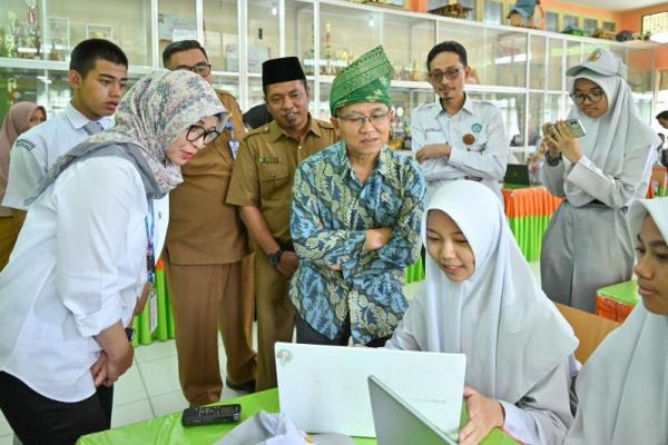 Wamen Atip Tinjau Pembelajaran Coding dan AI di Riau