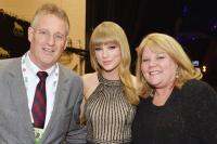 Orangtua Taylor Swift Berbagi Momen Manis di Depan Penonton Selama Pertunjukan Final Eras Tour