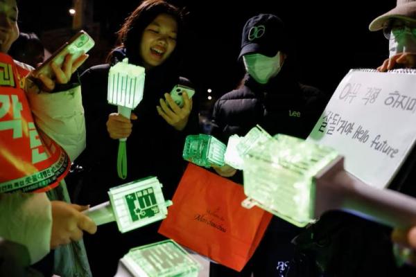 Simbol Anti Kekerasan, Lightstick K-pop Gantikan Lilin dalam Protes di Korsel