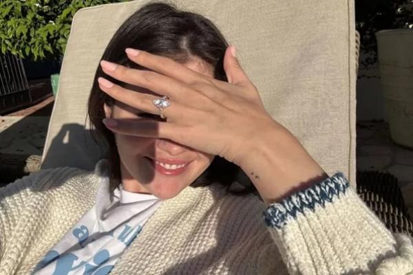 Bahagia, Selena Gomez Terus Pamer Cincin Pertunangannya dengan Benny Blanco