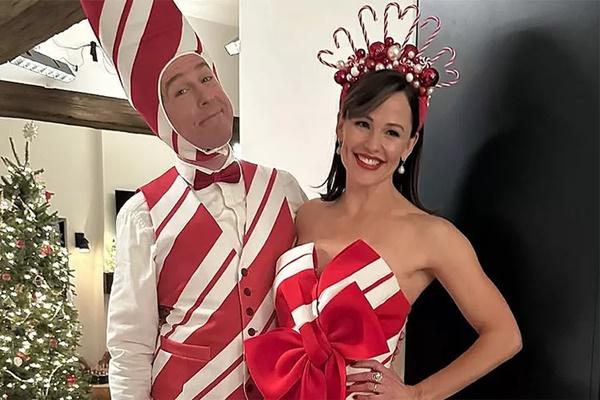 Jelang Liburan Natal, Jennifer Garner Kenakan Gaun Candy Cane
