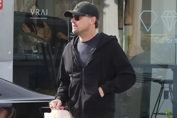 Leonardo DiCaprio Berbelanja Kalung Berlian untuk Hadiah Natal Sang Ibu