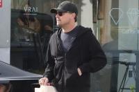 Leonardo DiCaprio Berbelanja Kalung Berlian untuk Hadiah Natal Sang Ibu