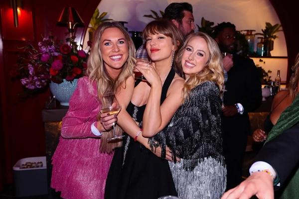 Lihat Foto Ini, Penggemar Duga Taylor Swift Telah Bertunangan dengan Travis Kelce