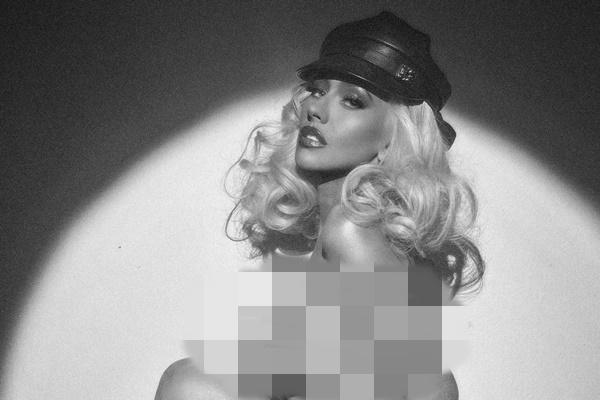 Ulang Tahun Ke-44, Christina Aguilera Pamer Tubuh Langsing dengan Pose Nyaris Polos