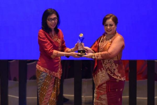 Setjen DPR Terima Penghargaan Keterbukaan Informasi Publik Keempat