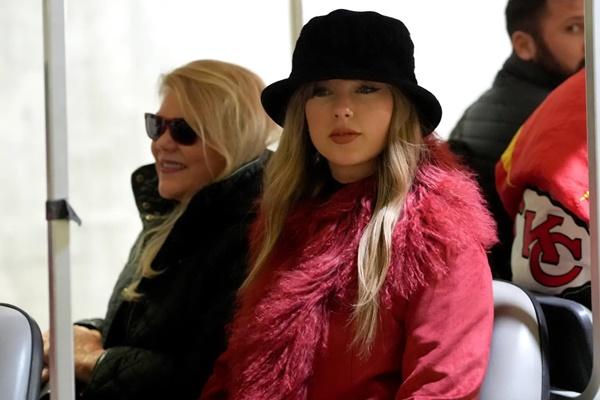 Chiefs Menang Telak, Taylor Swift Peluk Andrea Swift dan Ibunda Travis Kelce