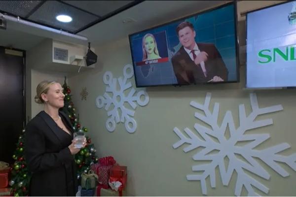 Scarlett Johansson Nonton Colin Jost dari Belakang Panggung saat Ejek Dirinya di SNL