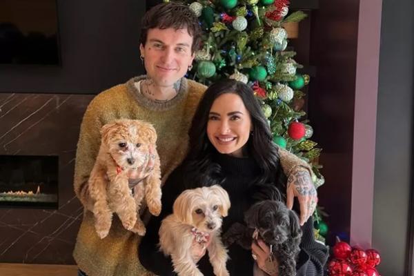 Setahun Bertunangan, Demi Lovato dan Jutes Rayakan Natal dengan Ciuman Manis