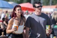 Naik Mobil, Dua Lipa dan Kekasihnya Callum Turner Mudik Liburan Natal ke Inggris